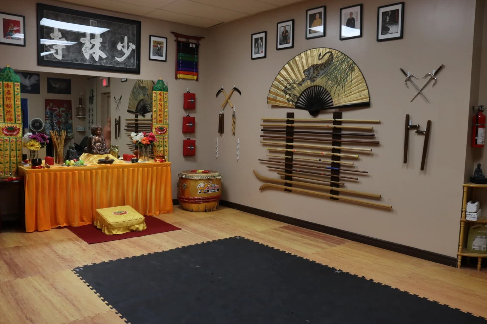 The masters' hall with an altar, weapons wall and traditional décor